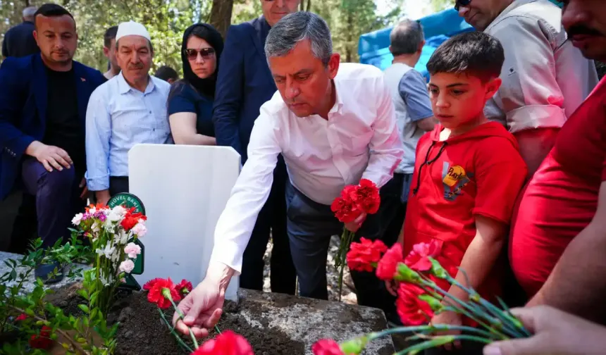Özgür Özel amcasını son yolculuğuna uğurladı