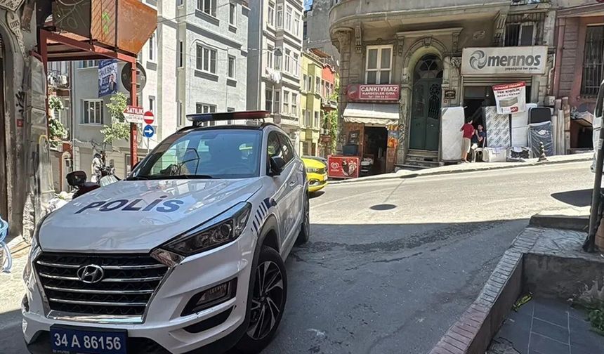Beyoğlu'nda patlayıcı saldırı: Bina ve araçlar hasarlı