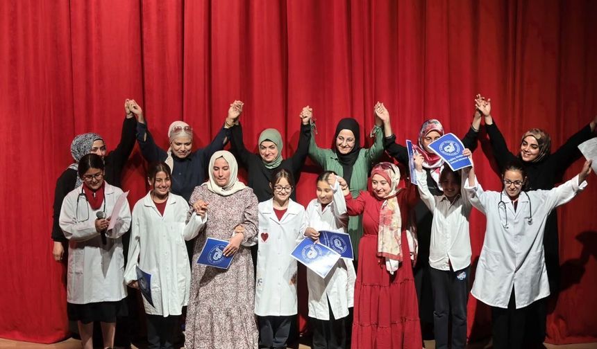 Çocuklar ve Başkan Mutlu'yla yıl sonu coşkusu