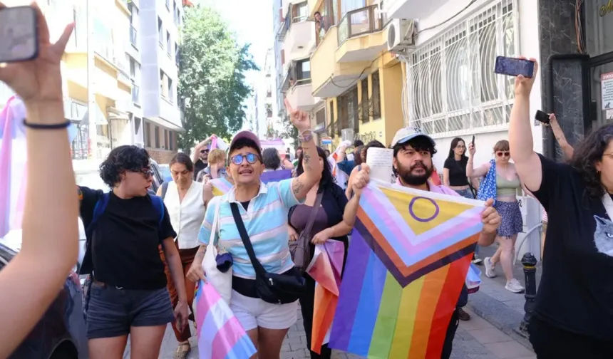 Onur Yürüyüşü'ne polis müdahalesi'Gözaltılar var