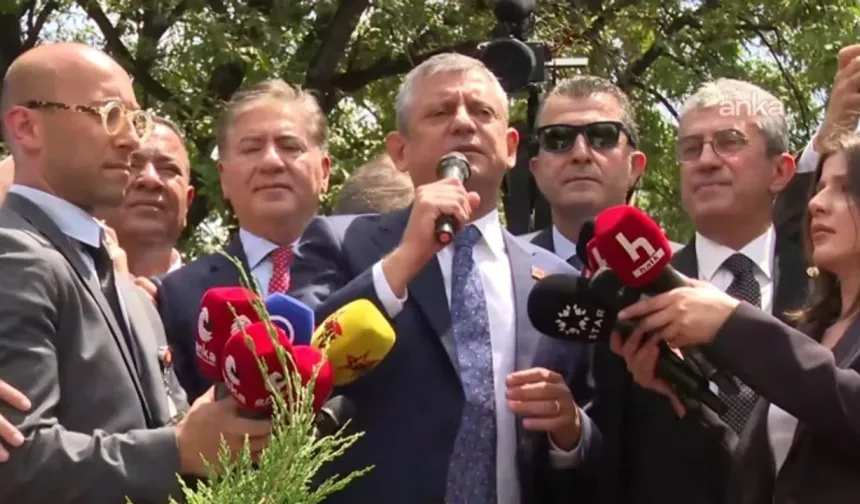Özel TBMM önünde kalabalığa seslendi