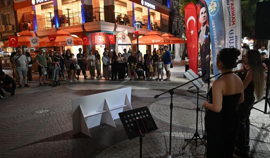 Akustik yaz akşamları ile müziğin ritmi Manisa'da