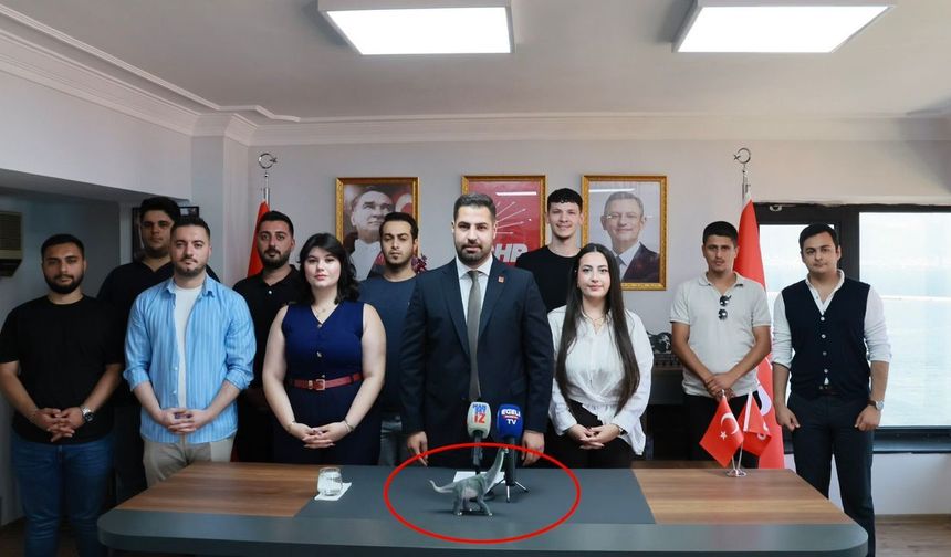 'Çocukla siyaset olmaz' eleştirilerine 'dinozorlu' mesaj!