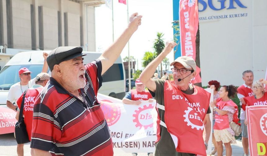 'Emekli çöpten topladıklarıyla geçimini sağlamaya çalışıyor'