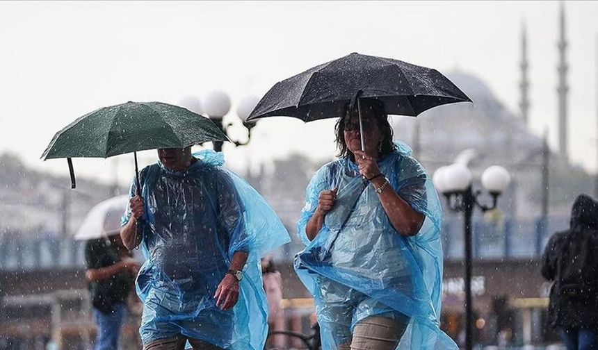 İstanbul'da beklenen sağanak yağış etkisini gösterdi