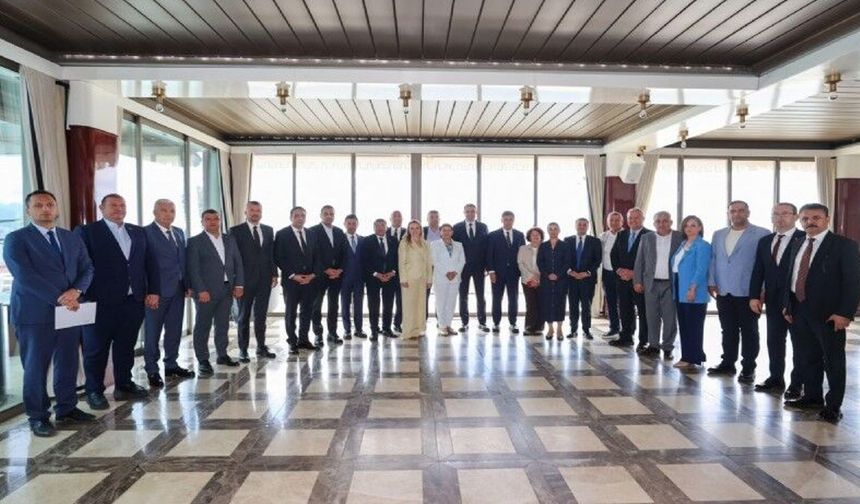 İzmir'de hangi belediye başkanları Yeni Parti'ye geçti