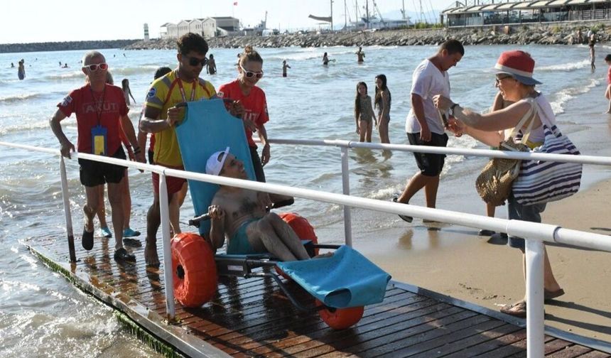 Kuşadası'nda engelsiz plajda engeller bir bir aşılıyor