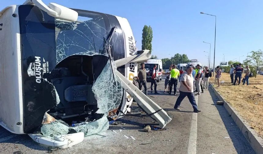 Afyonkarahisar'da yolcu otobüsü devrildi: 22 yaralı