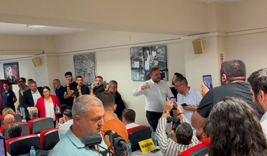 CHP, ikinci turda salonu terk etti: Düzenlediğiniz tiyatroyu oynayın!
