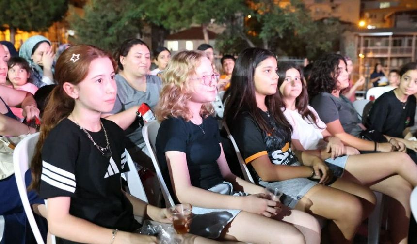 Çiğli'de mahalle sinema günlerine büyük ilgi
