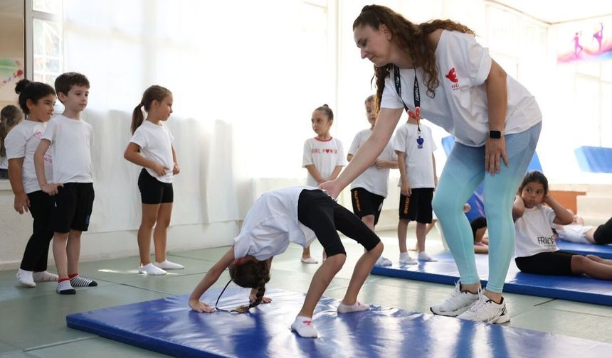 Efeler'de minikler jimnastikle güçleniyor