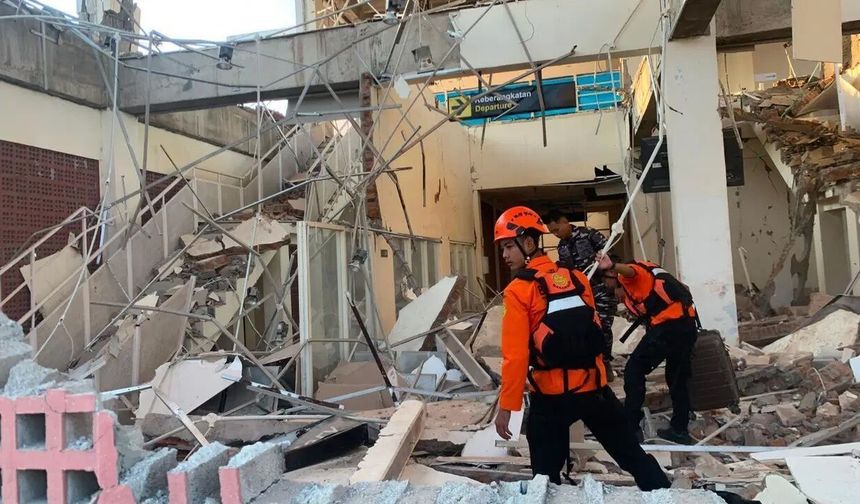 Endonezya'da 7,7 büyüklüğünde deprem: 14 ölü