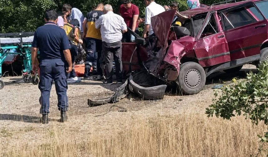 İki otomobil çarpıştı: 1 ölü 5 yaralı