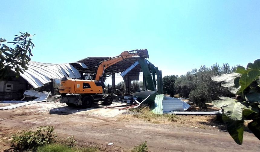 Tarım alanına kaçak yapılan depo yıkıldı