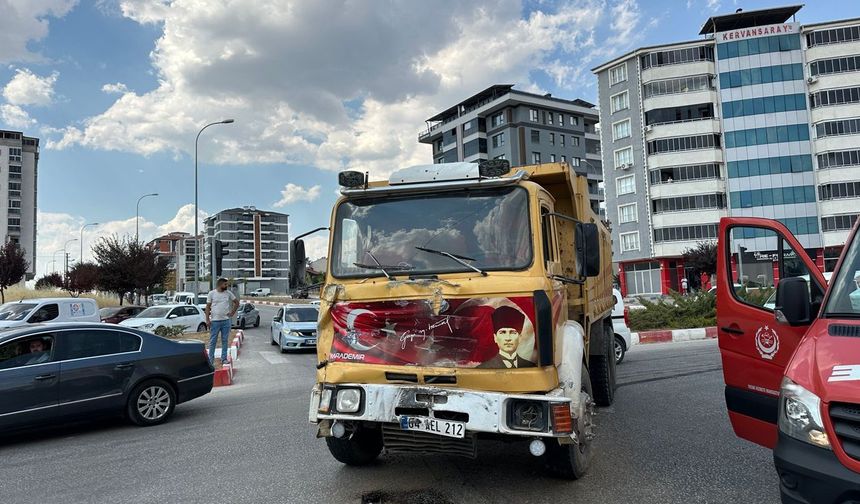 Uşak'ta itfaiye aracı ile kamyon çarpıştı