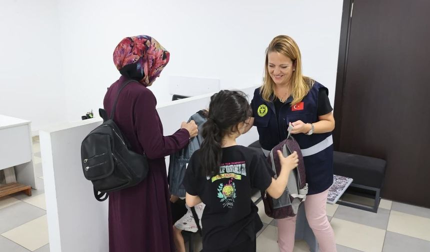 Buca Belediyesi'nden öğrencilere çanta ve kırtasiye seti