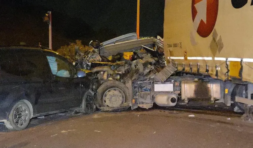 Bursa'da 3 araç birbirine girdi: 1 can kaybı, 7 yaralı