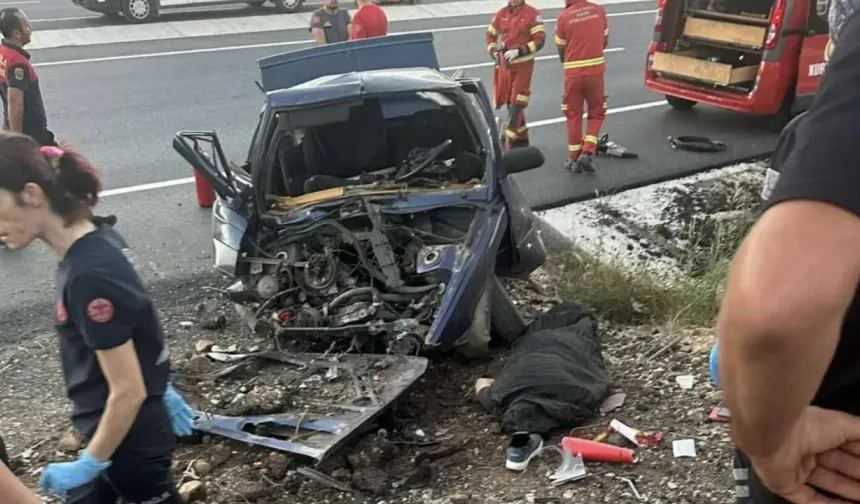 Kontrolden çıkan otomobil refüje çarptı: 2 ölü