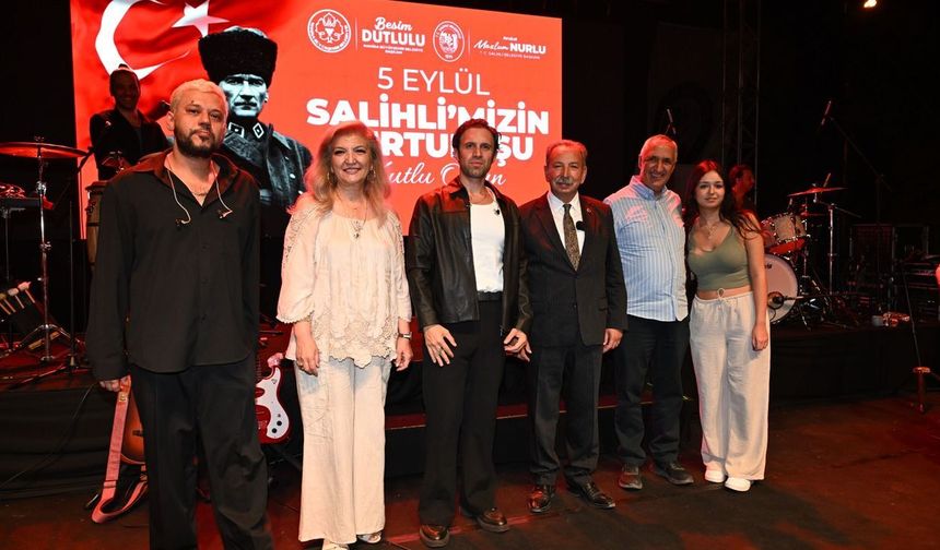 Salihli'de 104. Yıl Coşkusu: Adamlar'dan Unutulmaz Gece
