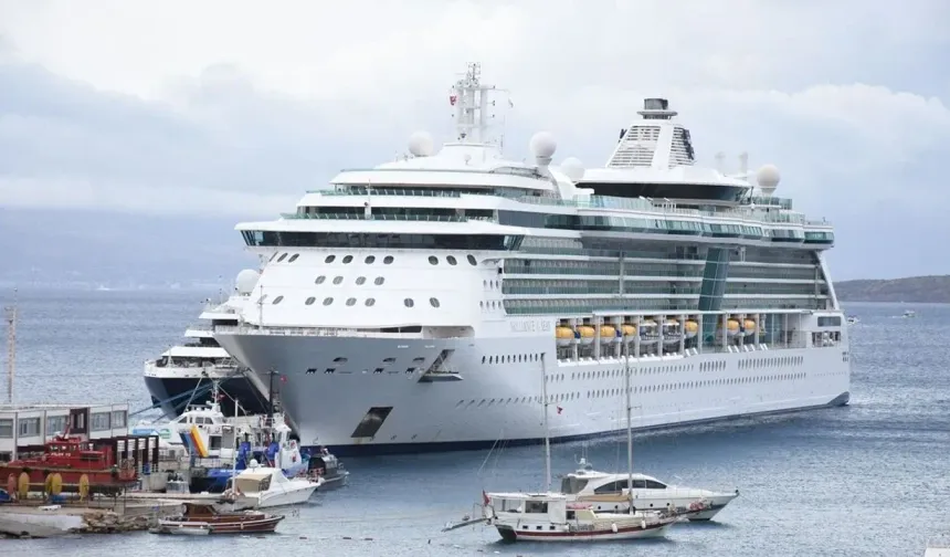 Bodrum Limanı'na iki kruvaziyer gemisi yanaştı