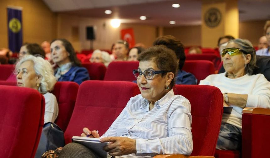 Buca'nın 3. Yaş Üniversitesi'nde ilk ders zili çaldı