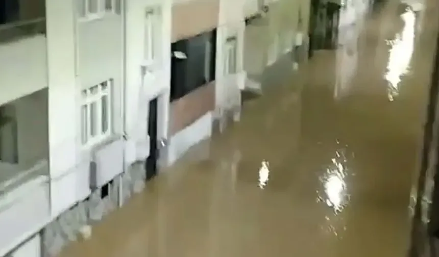Çanakkale'de sağanak sokakları göle çevirdi