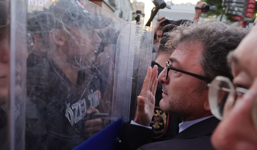 Demokrasi ve Cumhuriyet yürüyüşüne polis engeli!