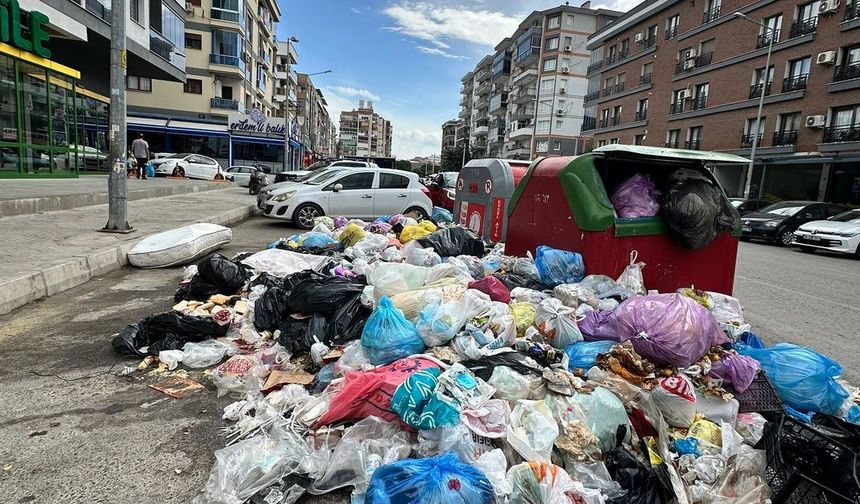Gündemde siyasi parti transferi tartışmaları, yerde çöp dağları