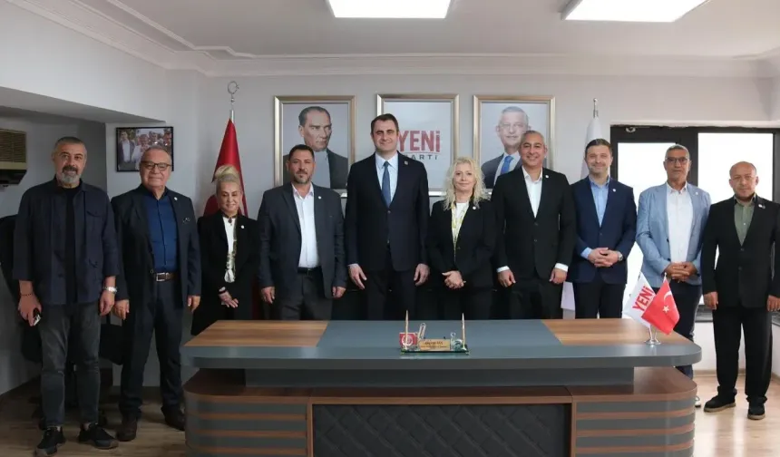 Karşıyaka'da 5 CHP'li meclis üyesi YENİ Parti'ye katıldı