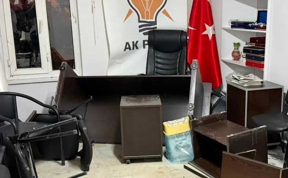 AK Parti ilçe binasına saldırı!