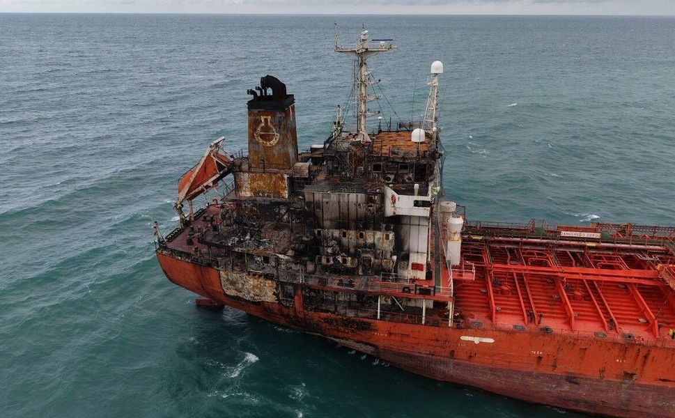 Dron saldırısına uğrayan tanker Samsun'da karaya oturdu