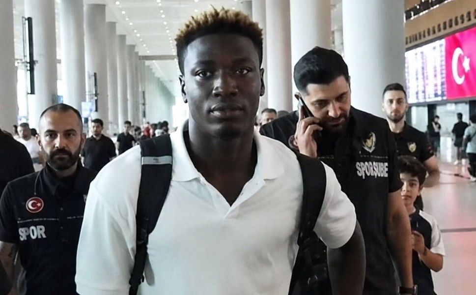 Fenerbahçe'nin yeni stoperi Kojo Oppong İstanbul'da
