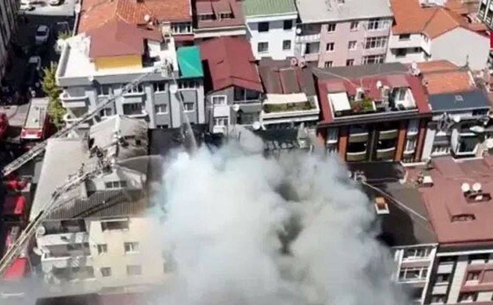 Gaziosmanpaşa'da yangın: Alevler apartmana sıçradı
