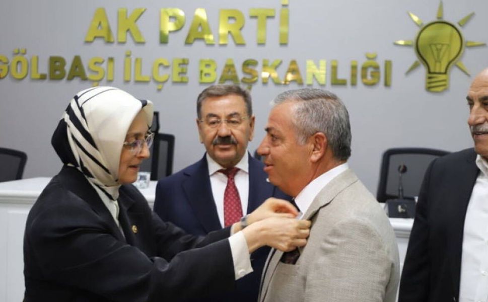Gölbaşı'nda 6 CHP'li meclis üyesi AKP'ye katıldı