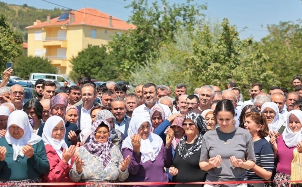 Gömceliler Başkan Çavuşoğlu'nu bağrına bastı