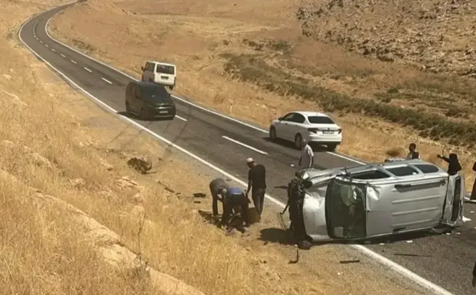 Hafif ticari araç takla attı: 2 çocuktan biri öldü