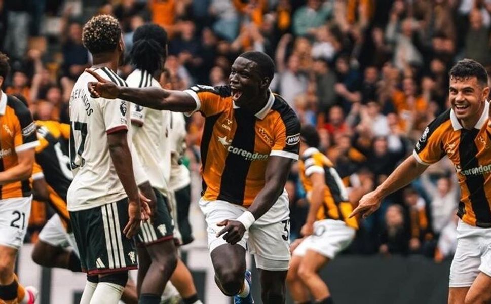 Hull City, Manchester United'ı iki golle geçti