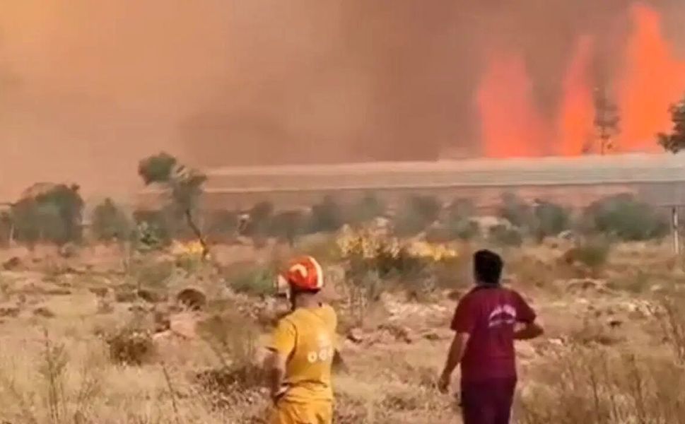Muğla'dan Antalya'ya sıçrayan yangın büyüyor