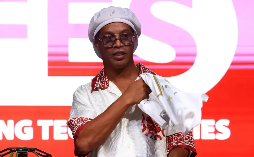 Ronaldinho 46 yaşında sahalara dönüyor