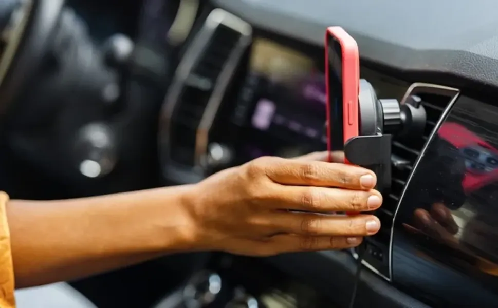 Telefonunuz araçta neden aşırı ısınıyor?
