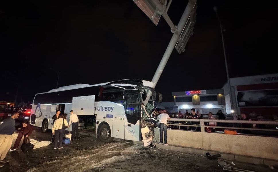 Adana'da yolcu otobüsü tabela direğine çarptı