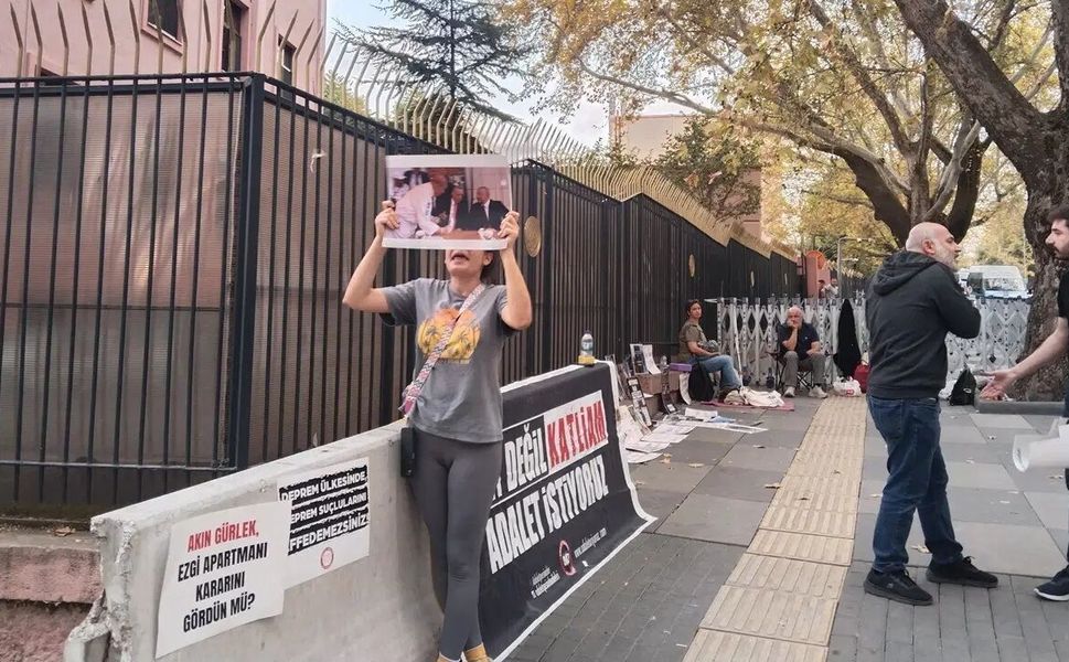 Depremzedelerin pankartları 'itibar' gerekçesiyle kaldırıldı