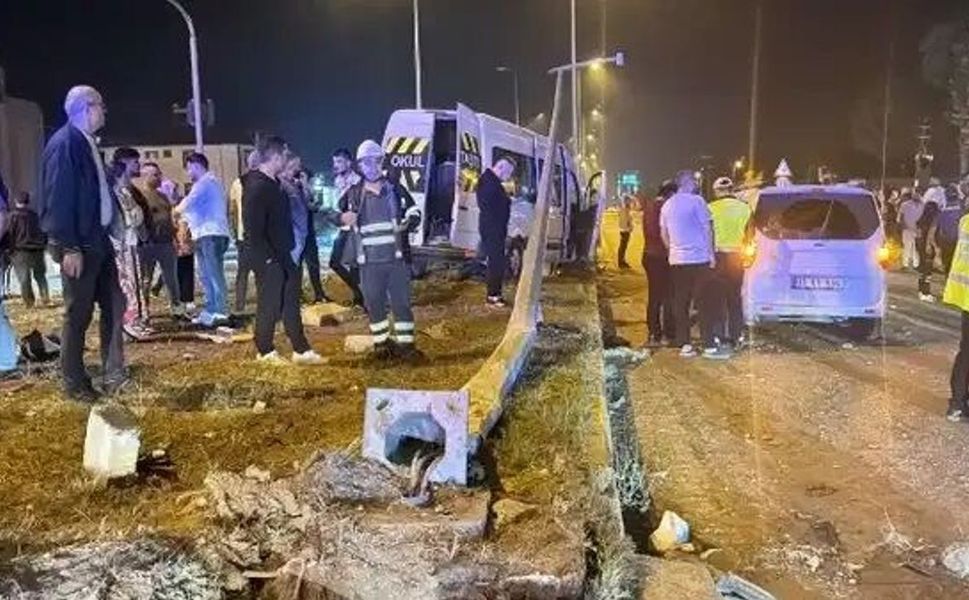 Düğün dönüşü kaza: Minibüs ile ticari araç çarpıştı