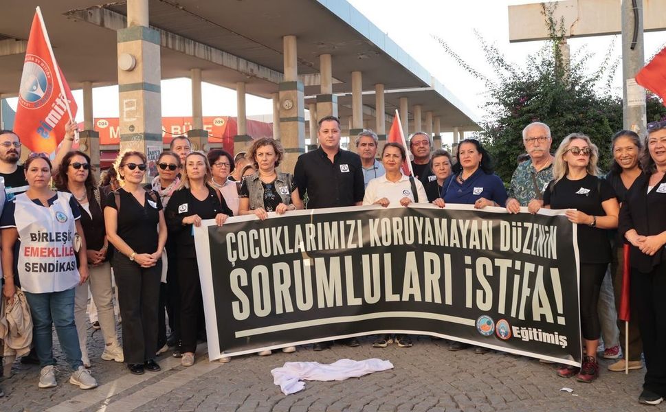 Eğitimcilerden 'beyaz önlüklü' protesto: Üç gün siyah giyineceği