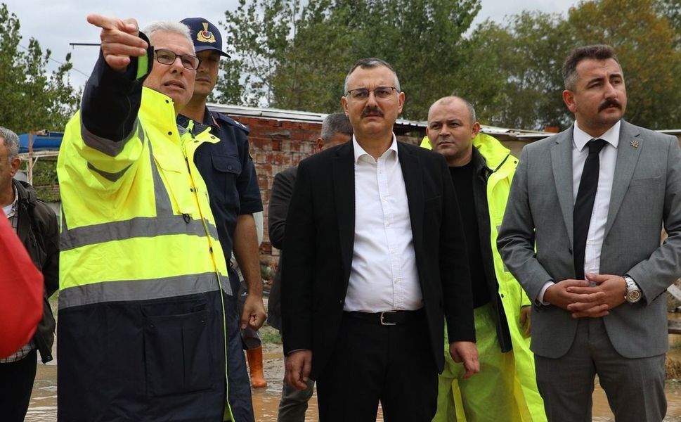 Esence ve yalıçiftlik'te sağanak sonrası taşkın müdahalesi