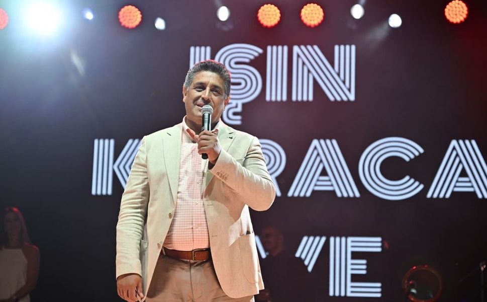 Gördes Kurtuluşunu Işın Karaca ile Kutladı