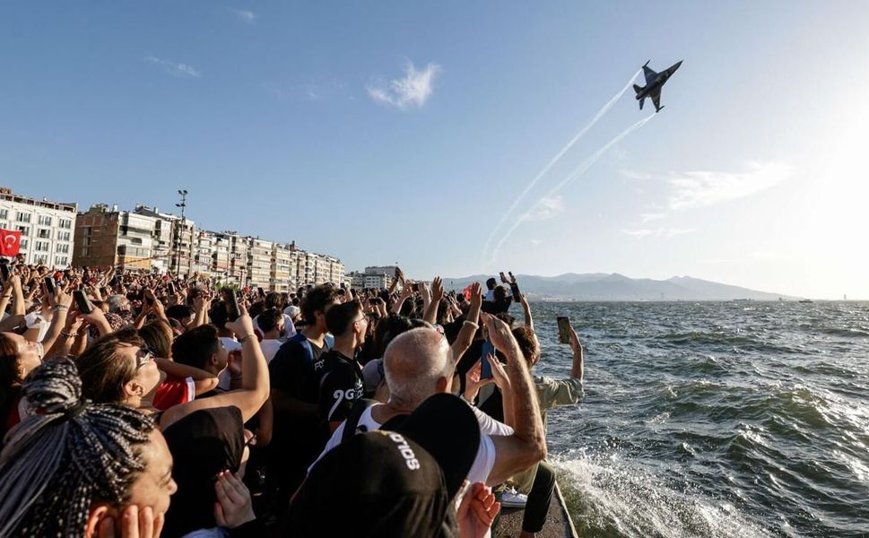 İzmir'de havada karada kurtuluş coşkusu