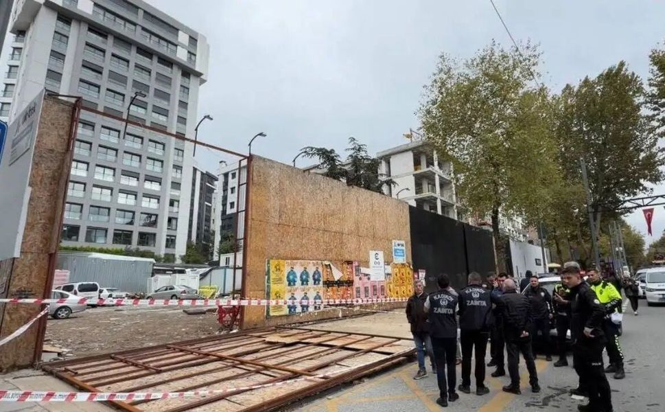 Kadıköy'de inşaat kaplaması yayaların üzerine devrildi