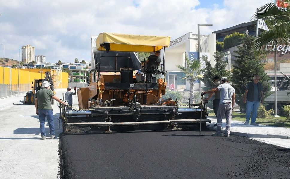 Kuşadası Belediyesi'nden Değirmendere'de asfalt mesaisi