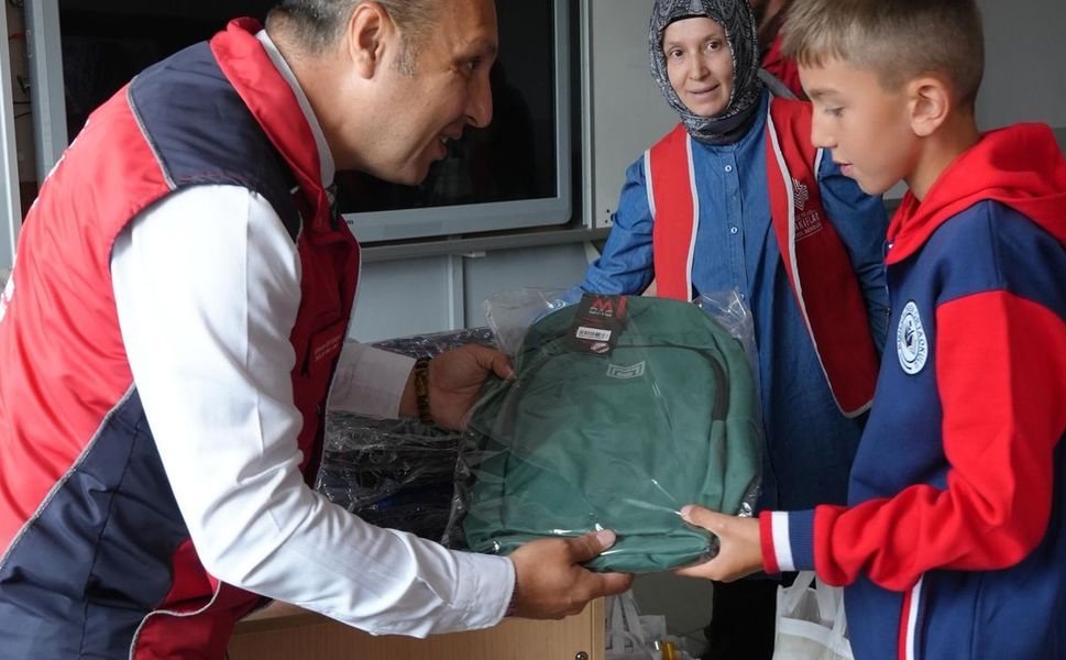 Kütahya'da köy okulundaki öğrencilere kırtasiye desteği